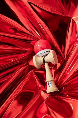 KROM Kendama POP Rubber Rot - aus zertifiziertem Buchenholz - Hohe Holzqualität - Für Anfänger und Profis - Pack : Ersatzschnur + Stickers - Kaedas